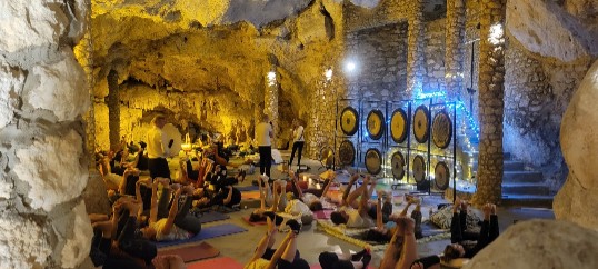 cabaret caves